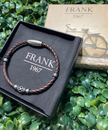 Frank: Pulsera en piel marrón oscuro con detalles plateados 7FB-0305