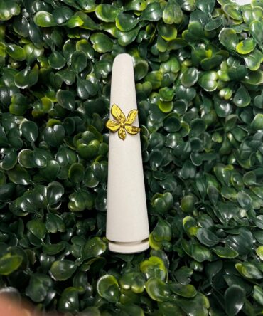 Acenttum: SORTIJA EN TONO DORADO CON FLOR RN-50
