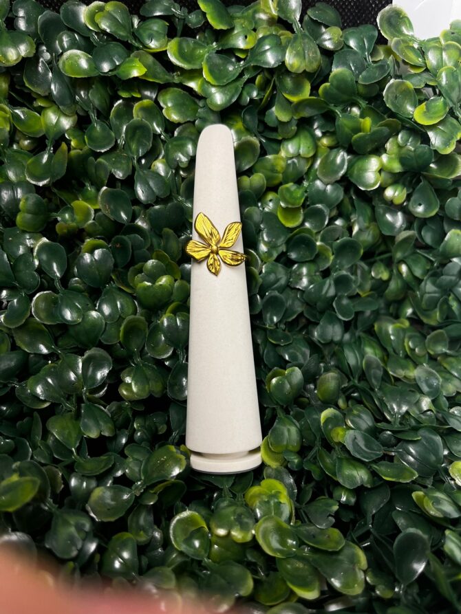 Acenttum: SORTIJA EN TONO DORADO CON FLOR RN-50