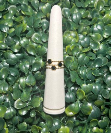 Acenttum: Sortija en tono dorado con esmaltado negro RB-12