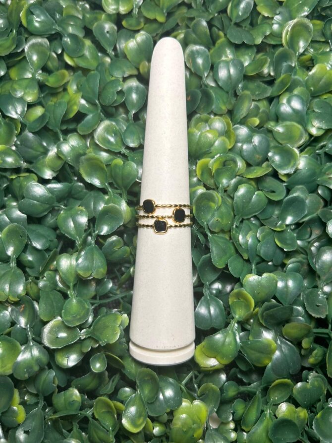 Acenttum: Sortija en tono dorado con esmaltado negro RB-12