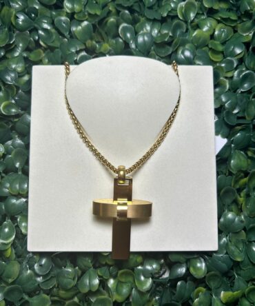Acenttum: Collar en tono dorado con dije de crucifijo NK 165