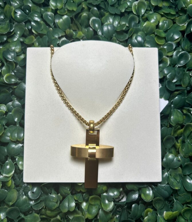 Acenttum: Collar en tono dorado con dije de crucifijo NK 165