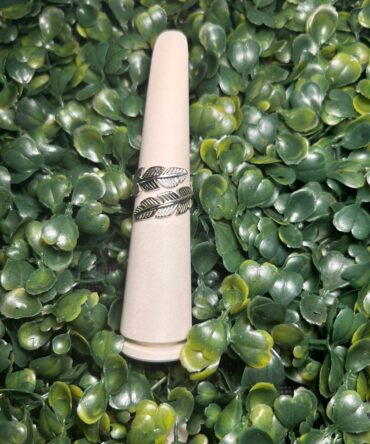 Acenttum: Sortija en tono plateado en forma de hoja RN-15
