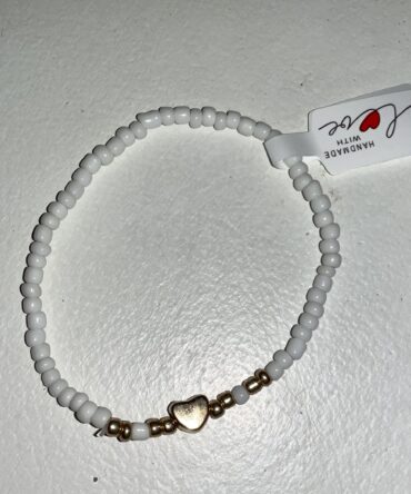 PULSERA BLANCA CON PIEDRAS Y CORAZON DORADOS