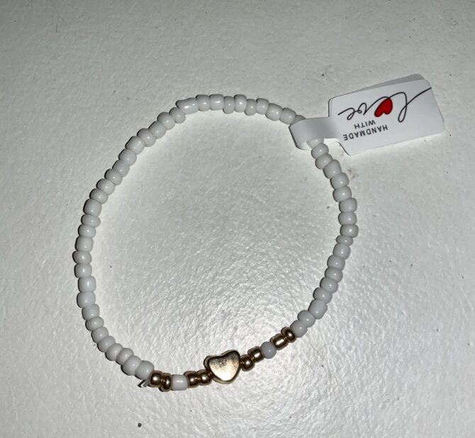 PULSERA BLANCA CON PIEDRAS Y CORAZON DORADOS