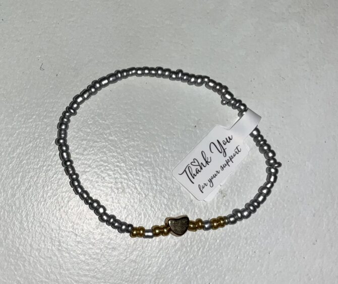 PULSERA PLATEADA CON PIEDRAS Y CORAZON DORADOS
