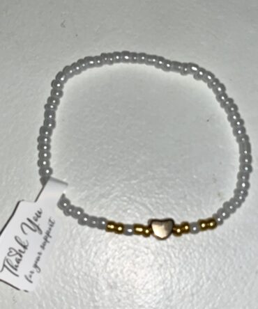 PULSERA BLANCO TRANSLUCIDO CON PIEDRAS Y CORAZON DORADOS