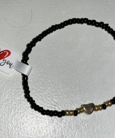 PULSERA NEGRA CON PIEDRAS Y CORAZON DORADOS