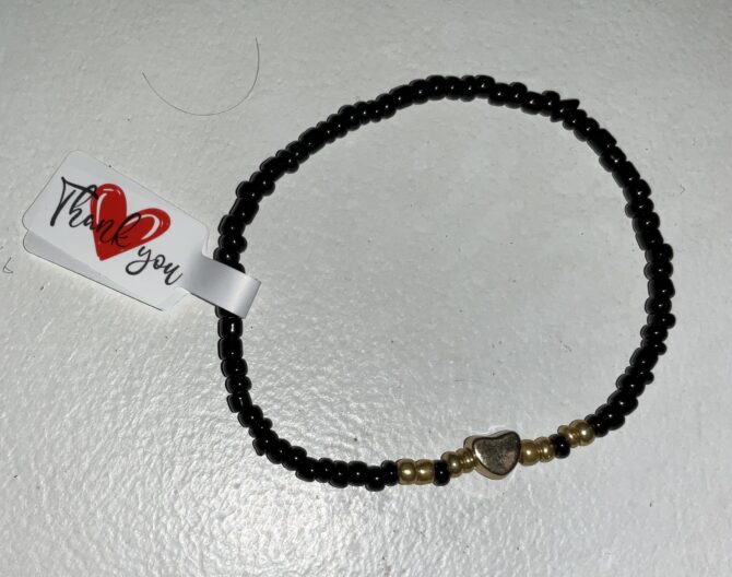 PULSERA NEGRA CON PIEDRAS Y CORAZON DORADOS
