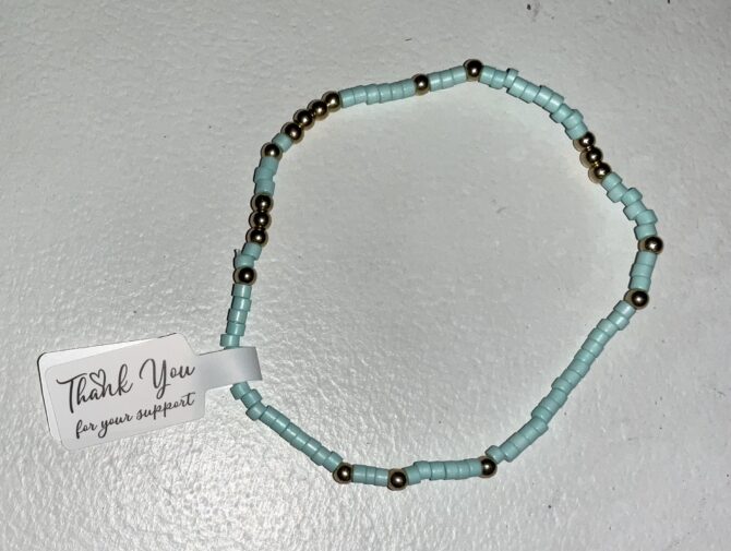 VARIEDAD DE PULSERAS CON PIEDRAS DE DIFERENTES COLORES Y DORADO