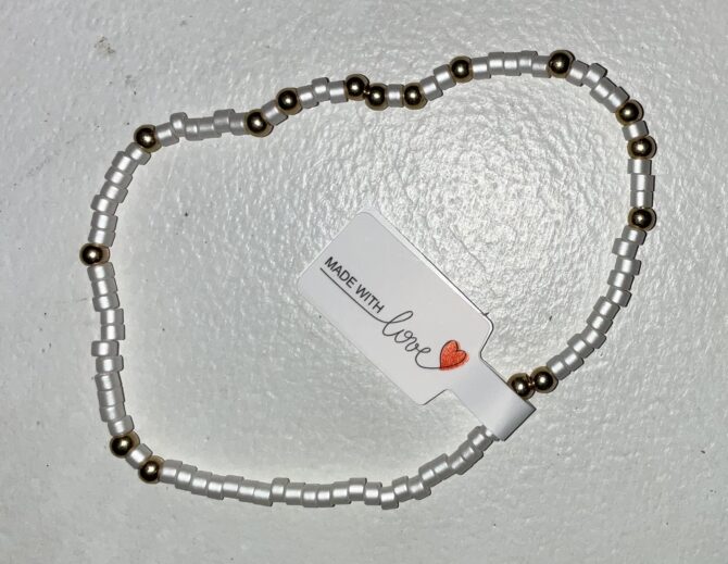 VARIEDAD DE PULSERAS CON PIEDRAS DE DIFERENTES COLORES Y DORADO