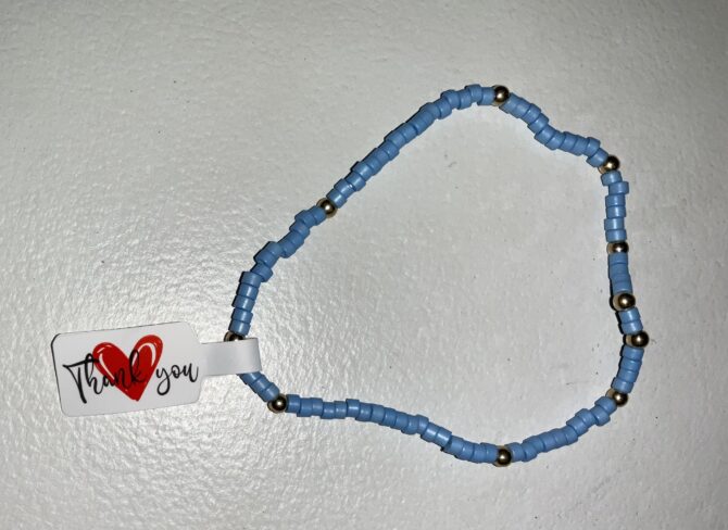 VARIEDAD DE PULSERAS CON PIEDRAS DE DIFERENTES COLORES Y DORADO