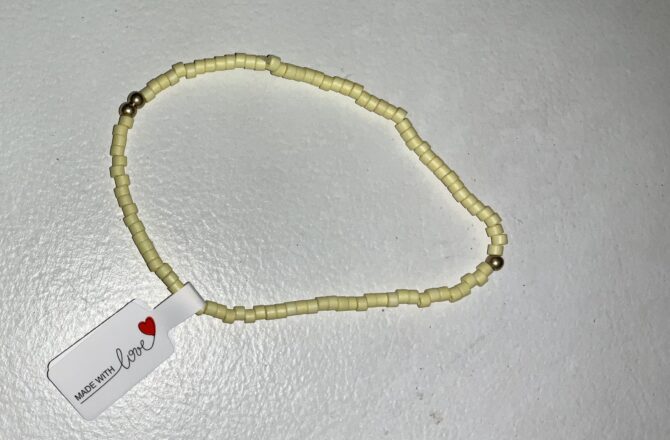 VARIEDAD DE PULSERAS CON PIEDRAS DE DIFERENTES COLORES Y DORADO