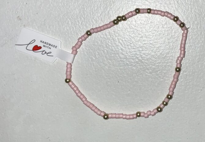 VARIEDAD DE PULSERAS CON PIEDRAS DE DIFERENTES COLORES Y DORADO