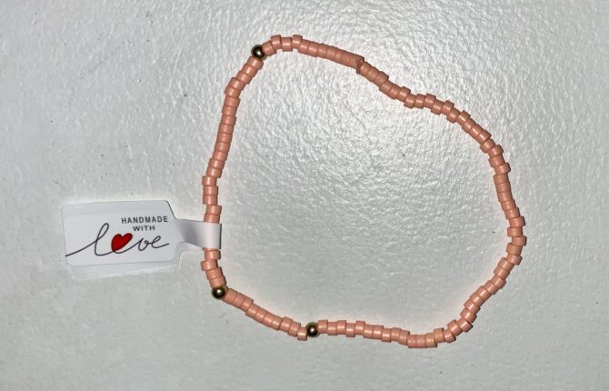 VARIEDAD DE PULSERAS CON PIEDRAS DE DIFERENTES COLORES Y DORADO