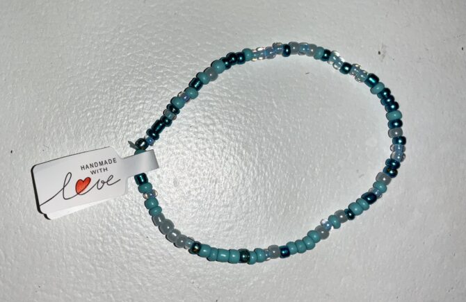VARIEDAD DE PULSERAS CON PIEDRAS DE DIFERENTES TONALIDADES
