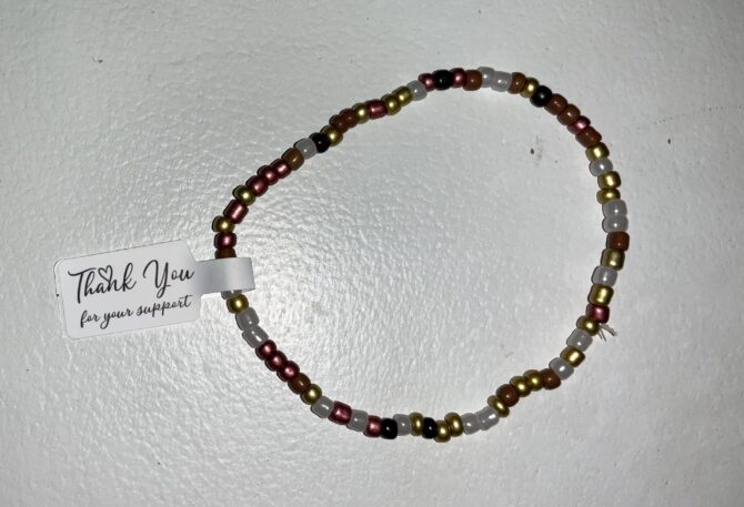 VARIEDAD DE PULSERAS CON PIEDRAS DE DIFERENTES TONALIDADES