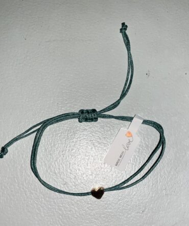 Aesthetic:  PULSERA EN HILO COLOR TEAL CON CORAZON DORADO