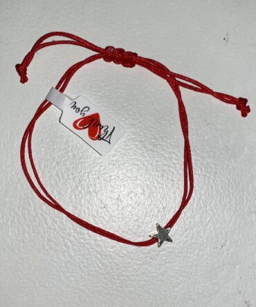 Aesthetic:  PULSERA EN HILO COLOR ROJO CON ESTRELLA DORADA