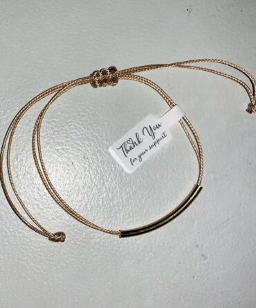 Aesthetic:  PULSERA EN HILO MARRON CLARO CON PLACA DORADA