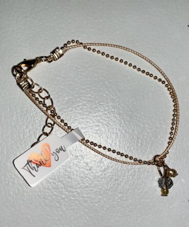 PULSERA COMBINA EN HILO Y CADENA DORADA CON DIJE