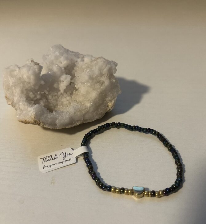 PULSERA TORNASOL OSCURO CON PIEDRAS Y CORAZON DORADOS