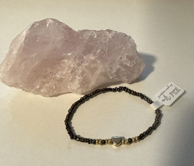 PULSERA TORNASOL MARRON CON PIEDRAS Y CORAZON DORADOS