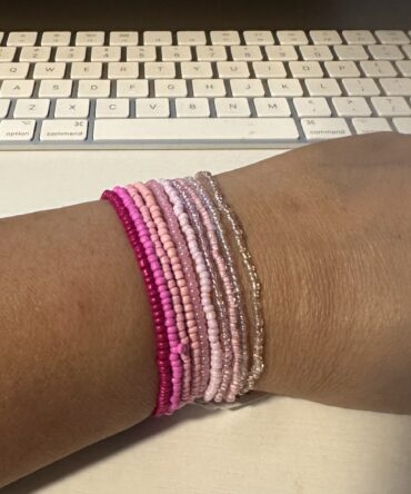 VARIEDAD DE PULSERAS CON PIEDRAS DE DIFERENTES TONOS DE ROSADO