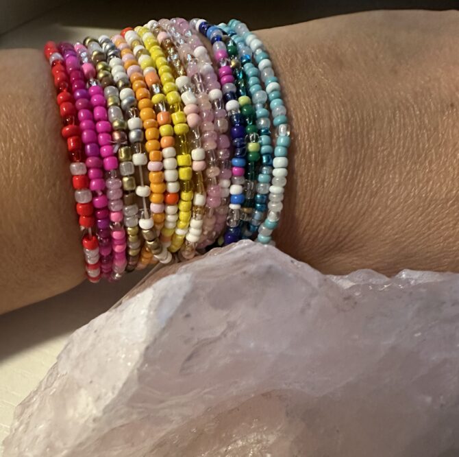 VARIEDAD DE PULSERAS CON PIEDRAS DE DIFERENTES TONALIDADES