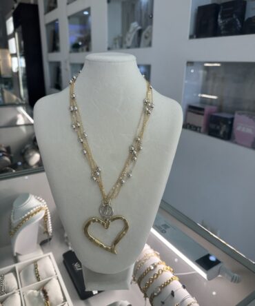 Aesthetic:  Collar maximalista con perlas plateadas y cadenas y corazón dorados