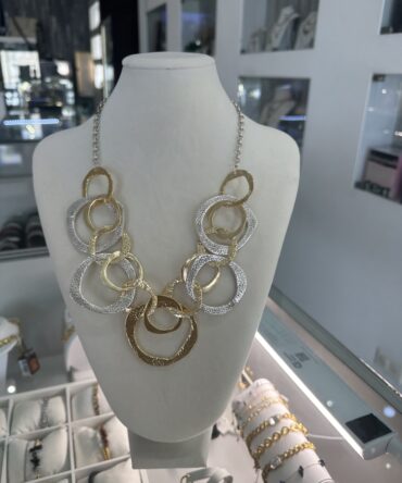 Aesthetic: Collar con cadena plateada y aros maximalistas en todos dorado y plata