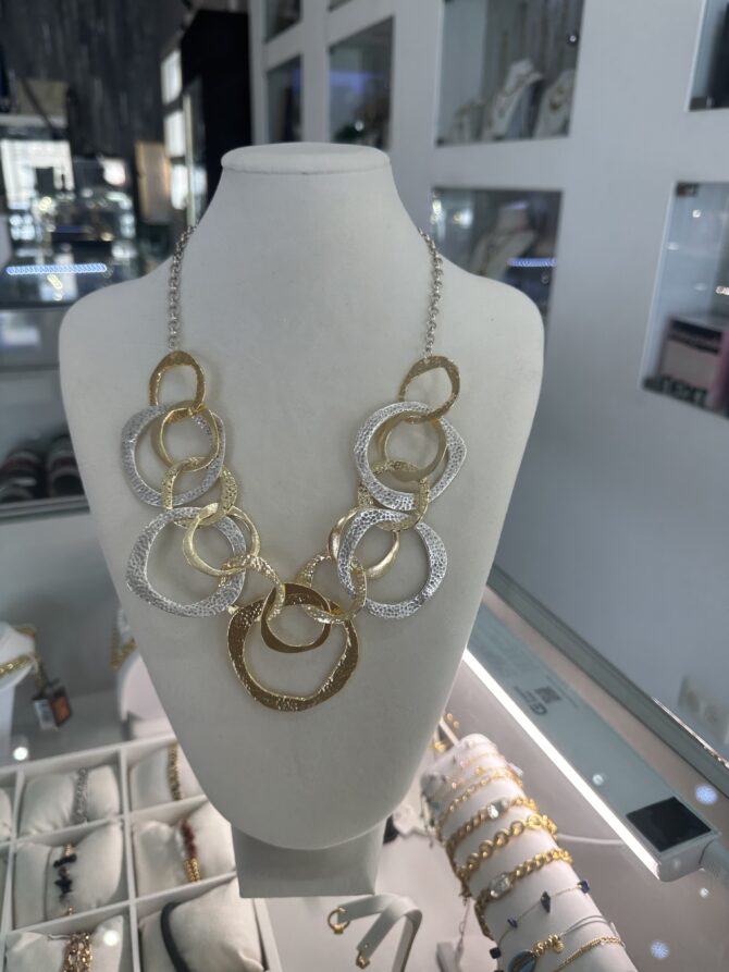 Aesthetic: Collar con cadena plateada y aros maximalistas en todos dorado y plata