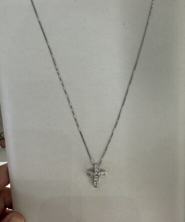 Aesthetic:  Collar y crucifijo en color plata