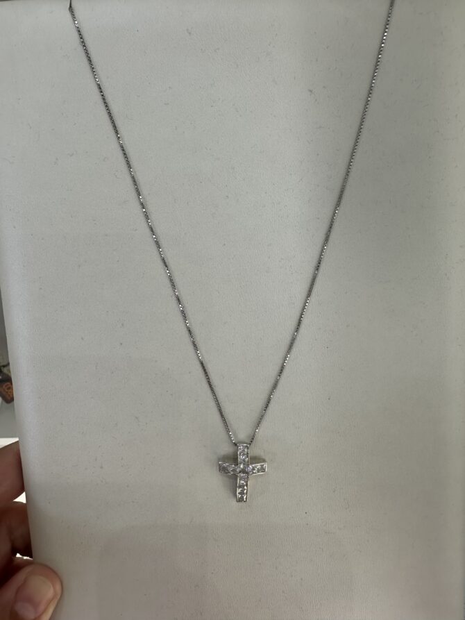 Aesthetic:  Collar y crucifijo en color plata