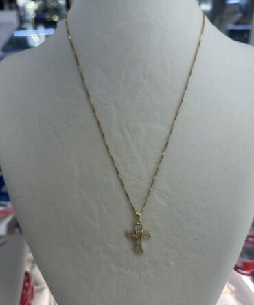 Aesthetic:  Cadena con crucifijo en tono dorado