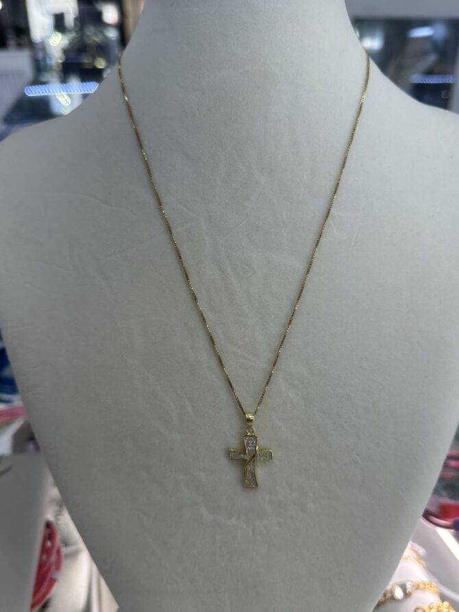 Aesthetic:  Cadena con crucifijo en tono dorado