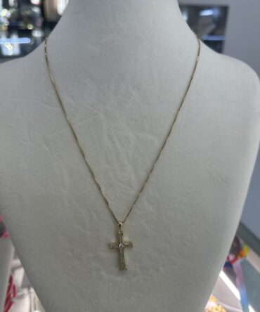 Collar con crucifijo en zirconias color dorado