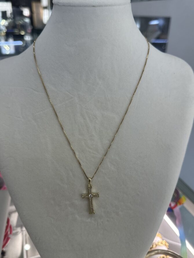 Collar con crucifijo en zirconias color dorado
