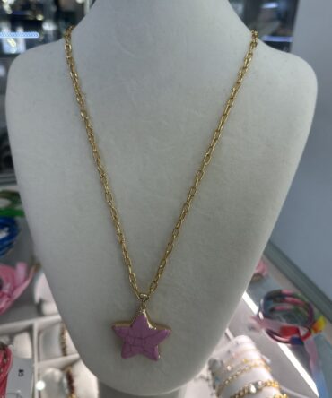 Aesthetic:  Collar dorado con dije de estrella en color rosa
