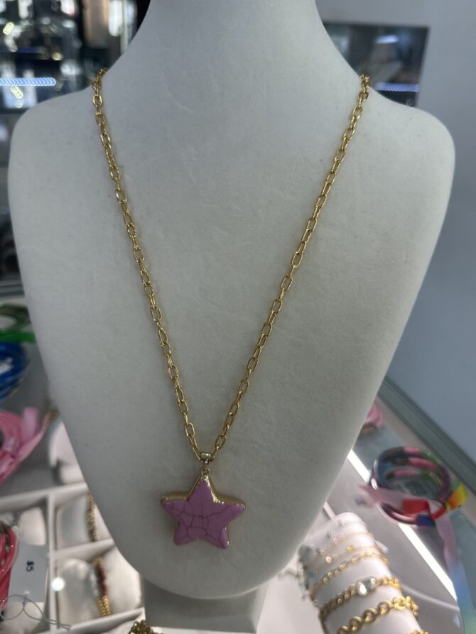 Aesthetic:  Collar dorado con dije de estrella en color rosa
