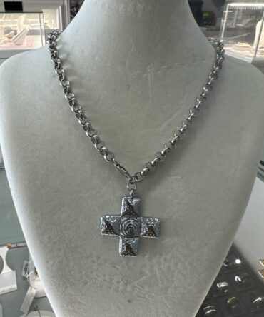 Acenttum: Collar maximalista con cruz en tono plata