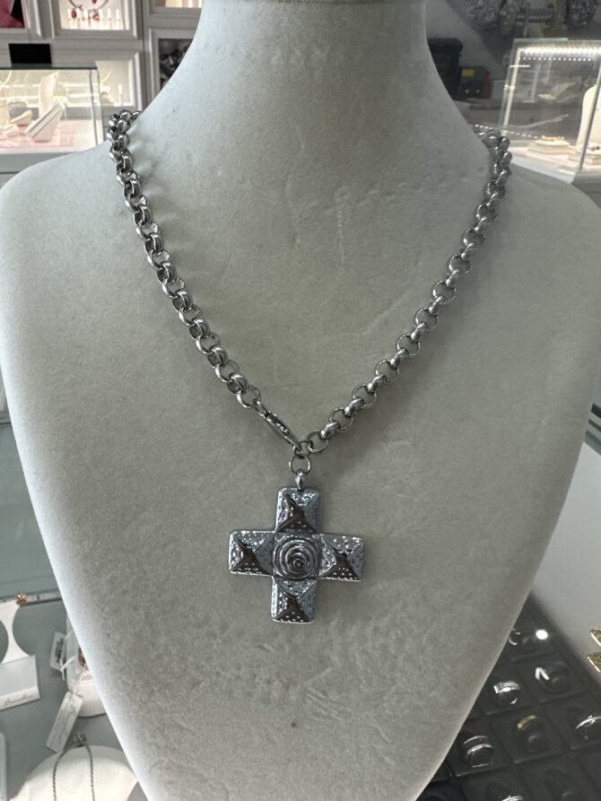 Acenttum: Collar maximalista con cruz en tono plata