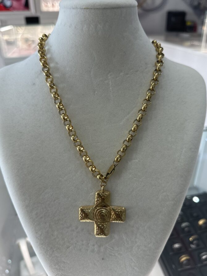 Acenttum: Collar maximalista con cruz en tono dorado