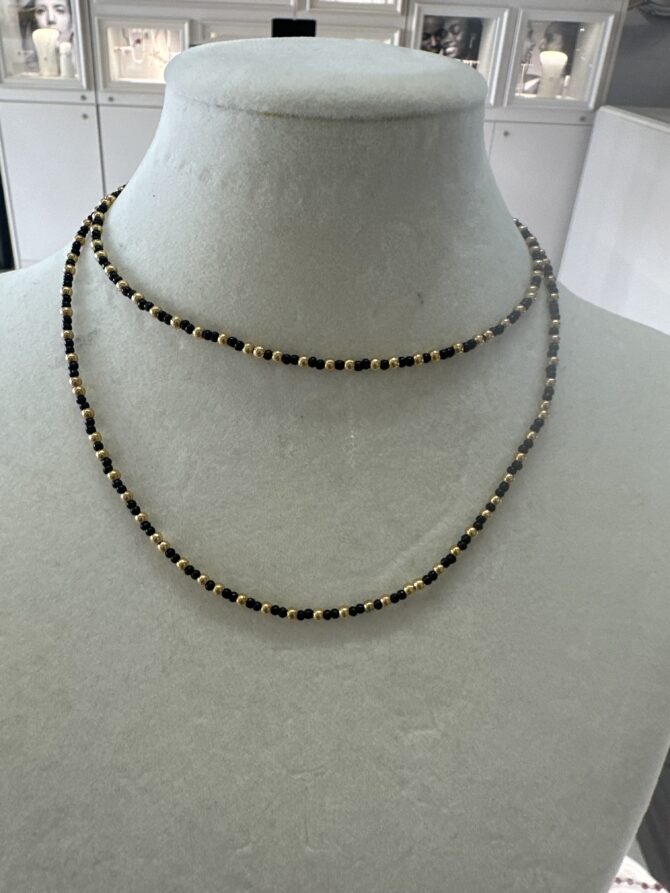 CO88: Collar en tonos negro y dorado