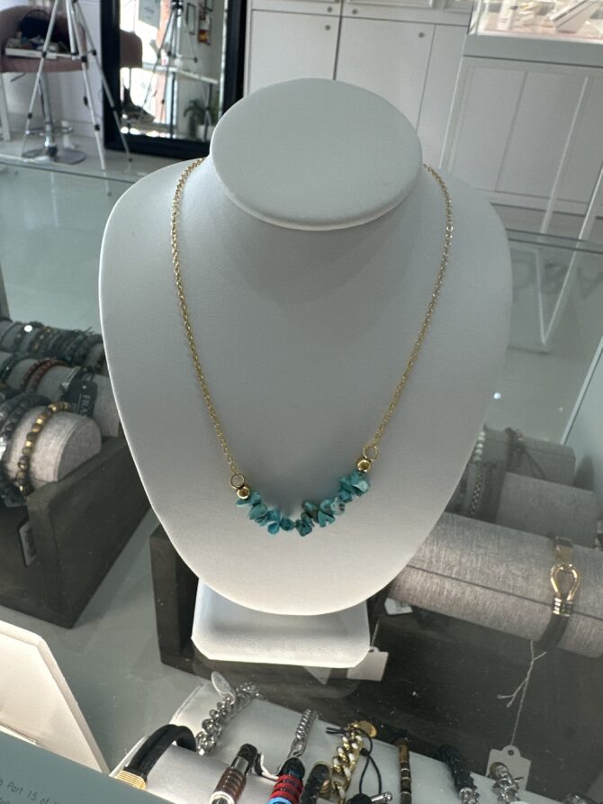 CO88: Collar dorado con piedras en tono turquesa