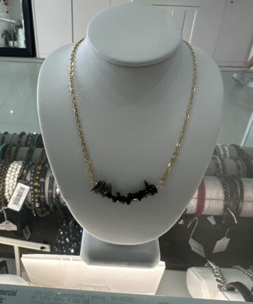 CO88: Collar dorado con piedras en tono negro
