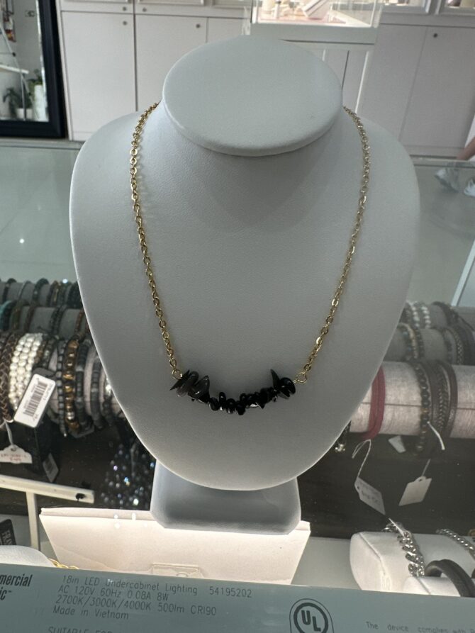 CO88: Collar dorado con piedras en tono negro