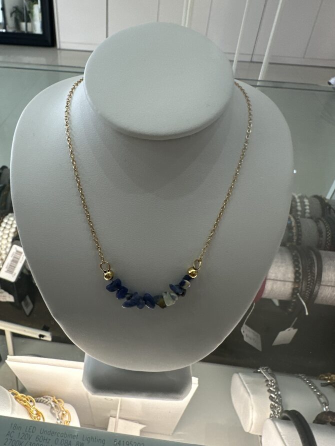 CO88: Collar dorado con piedras en tono verde