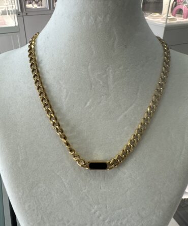 Acenttum: Collar dorado con toque de esmaltado negro en su dije